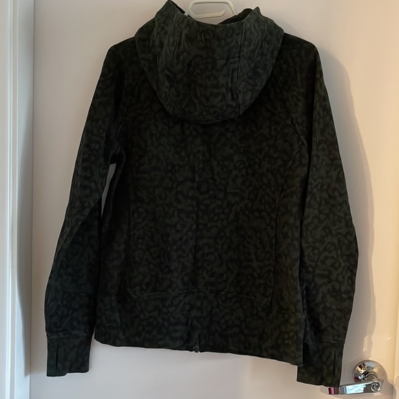 Like new Lululemon scuba hoodie size 10 in dark camo print - Picture 6 of 9